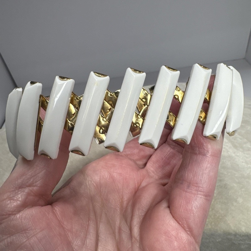 VTG Wide Gold Tone White Thermoset Acrylic‎ Faceted Expansion Bracelet - Picture 3 of 7